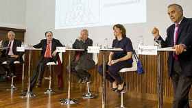 Josep Borrell, José Luis Oller, Joan Tapia, Elisenda Paluzie y Miquel Puig, durante el debate