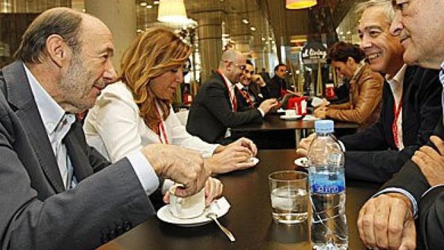 Rubalcaba, Díaz, Navarro y Fernández, este sábado, durante un descanso de la Conferencia Política del PSOE