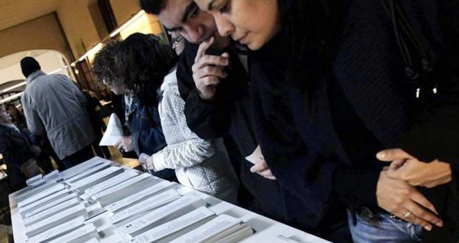 Electores ante las papeletas en un colegio electoral de Barcelona en las pasadas elecciones autonómicas / EFE