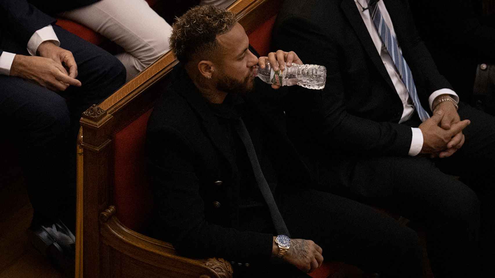 Neymar bebe agua durante el juicio por su fichaje por el Barça / EUROPA PRESS