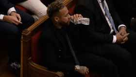 Neymar bebe agua durante el juicio por su fichaje por el Barça / EUROPA PRESS