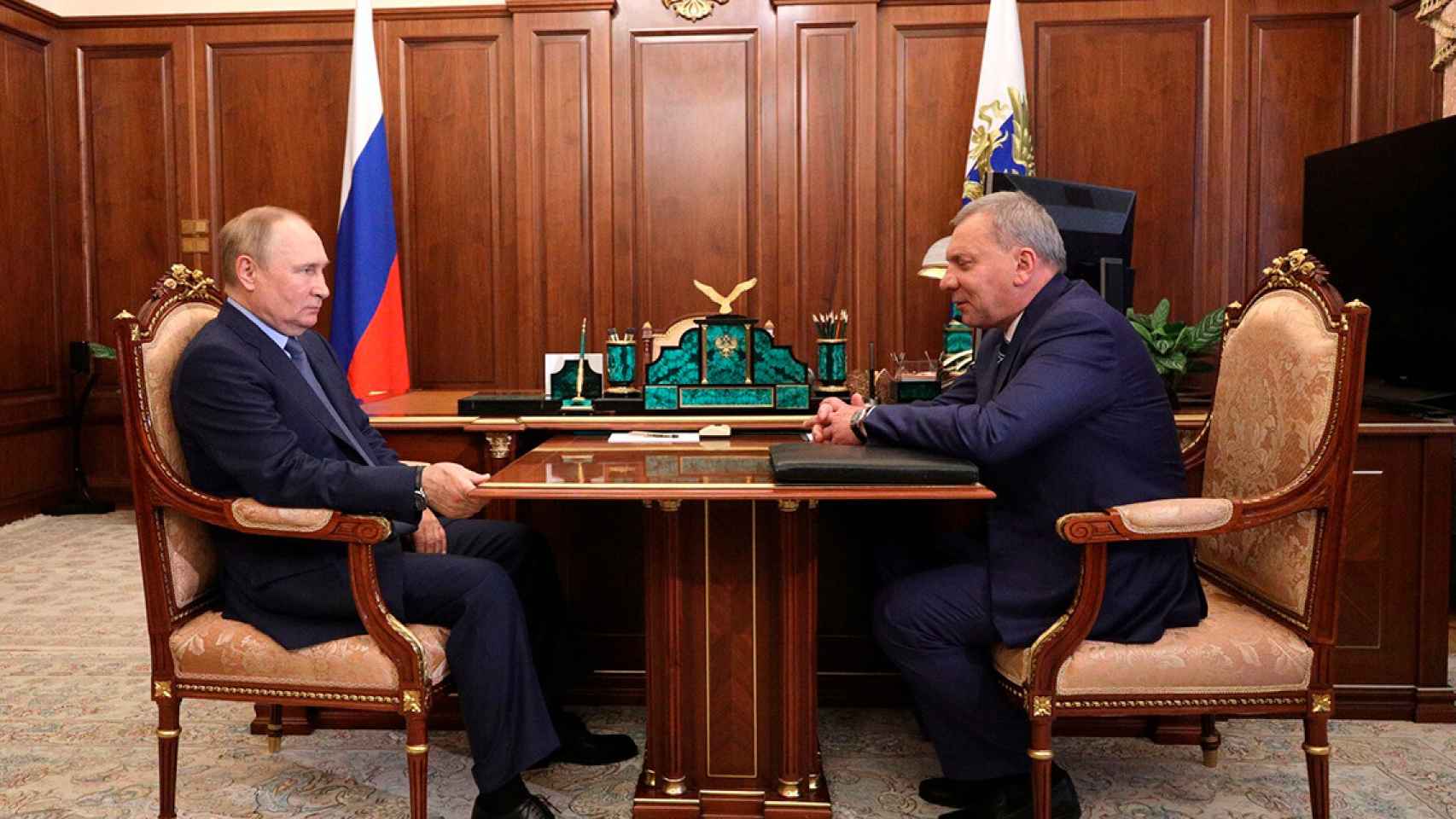 El presidente de Rusia, Vladímir Putin (i), se reúne con el jefe de Rocosmos, Yuty Burisov, este martes / KREMLIN -DPA