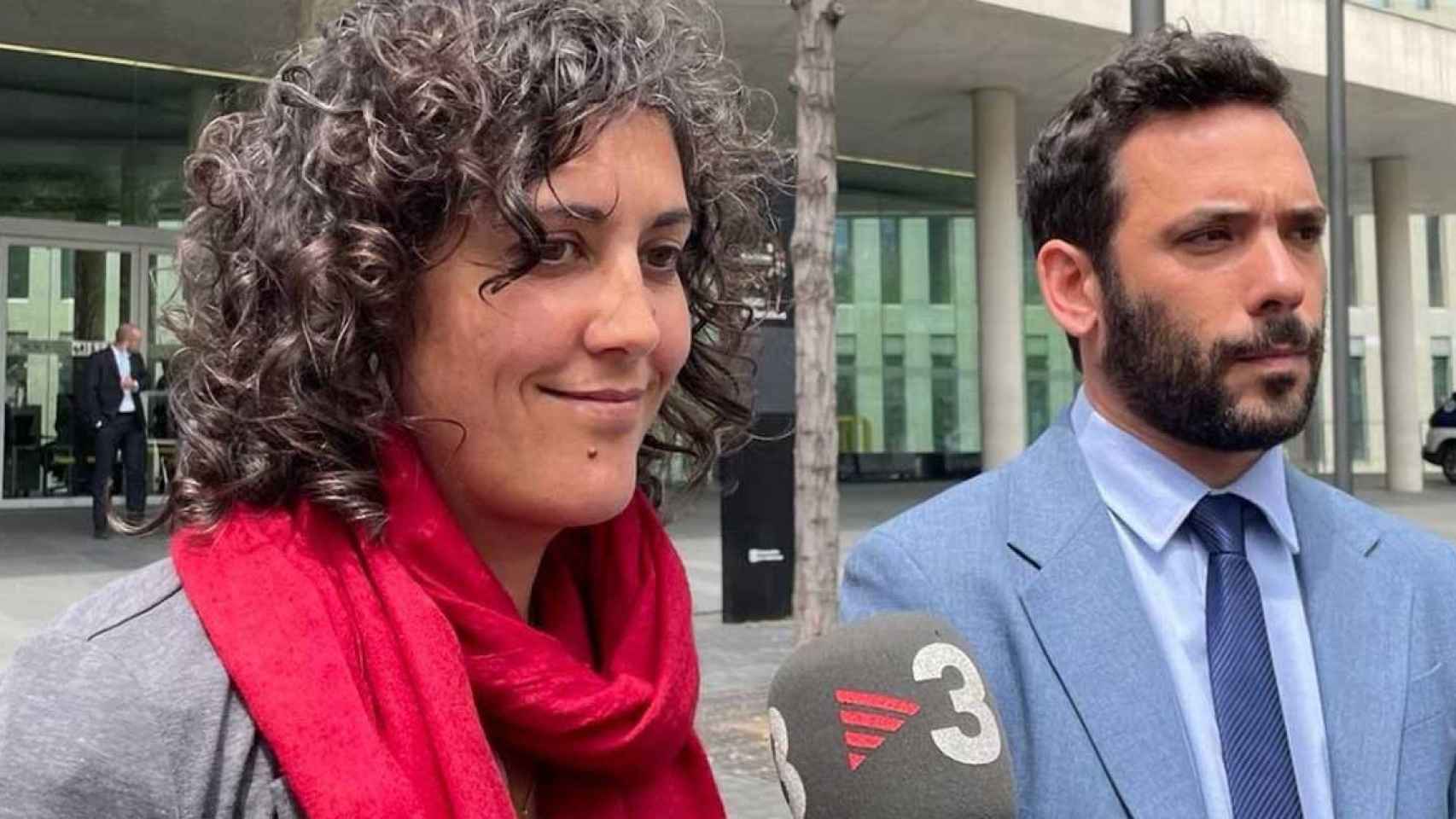 Los abogados Anaïs Franquesa y Xavier Muñoz, que ejercen como acusación popular y particular, celebran la imputación del Mosso responsable del operativo en el que una joven perdió un ojo / EUROPA PRESS