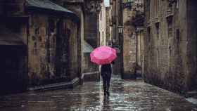 Una mujer pasea por las calles del Gótico de Barcelona, bajo la lluvia /EP