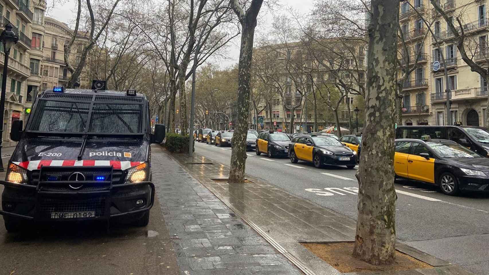 Un furgón de la Brimo junto a la marcha lenta de taxistas en la Gran Via de Barcelona / NOELIA CARCELLER - CG