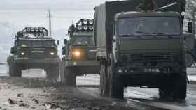 Material militar ruso circulando en una carretera cerca de la frontera con Ucrania en Belgorod, Rusia / EP
