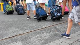 Un grupo de alumnos entra en el colegio en fila / EP