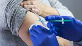 Personal sanitario administra una dosis de la vacuna contra el coronavirus / EUROPA PRESS
