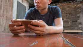 Un chico jugando a juegos en el móvil / PIXABAY