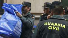 Agentes de la Guardia Civil incautan mascarillas / EFE