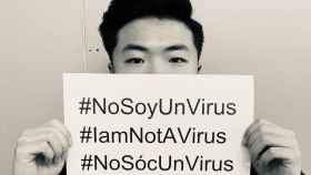 Jia Sun, catalán de origen chino, con el cartel de #YoNoSoyUnVirus, para luchar contra la discriminación por coronavirus