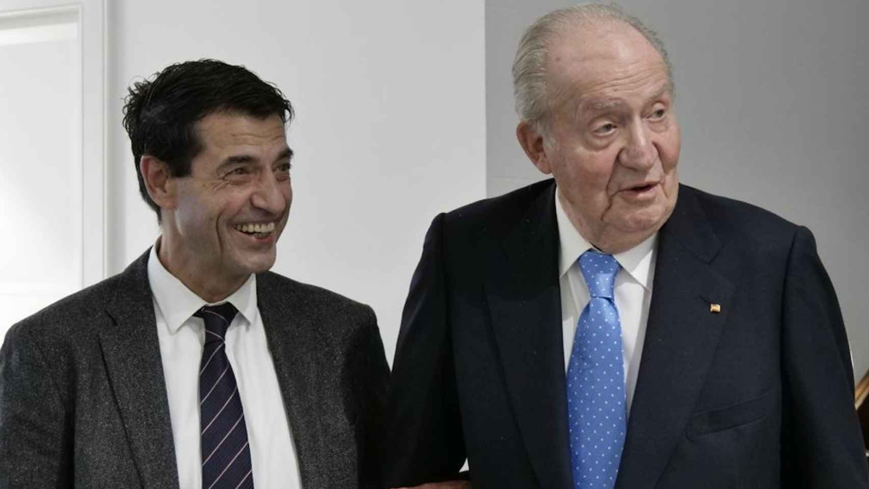 Juan Carlos I junto al doctor Manuel Sánchez / Clínica DeSánchez