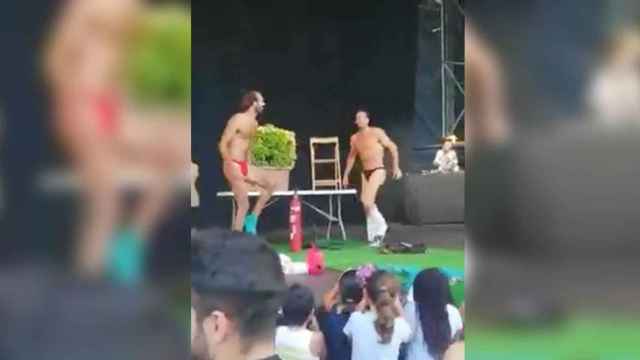 Momento del striptease en el acto de La Mercè / CG