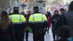 Dos agentes de la Guardia Urbana de Barcelona, que pueden sancionar infracciones / EFE