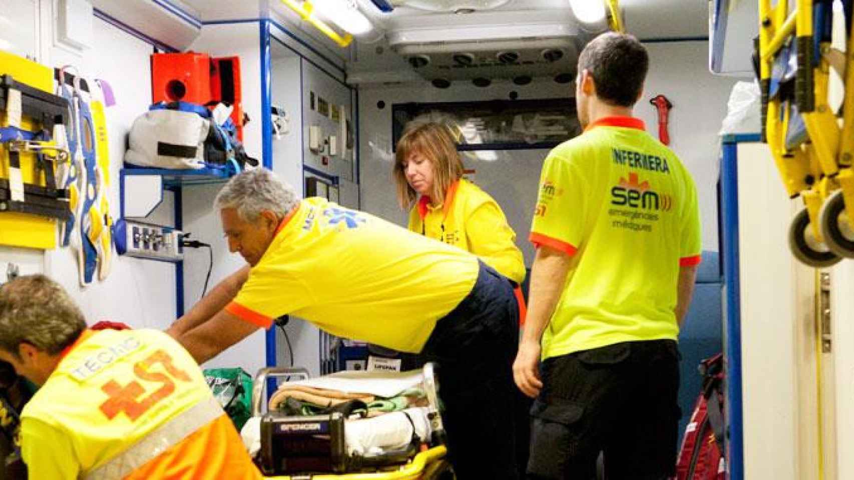 Imagen de sanitarios trabajando en un vehículo medicalizado en Cataluña, que gestiona el SEM, empresa pública que depende de ERC / CG