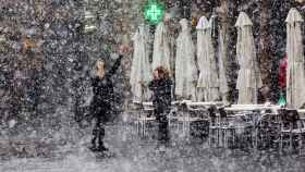 Dos personas entre la nieve en una calle de Teruel / EFE