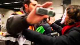 Imagen de un vigilante de seguridad del Metro de Barcelona en pleno rifirrafe con una manifestante / CG