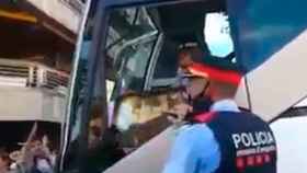 Un 'mosso' amenaza con multar a un autobusero en Llavaneres