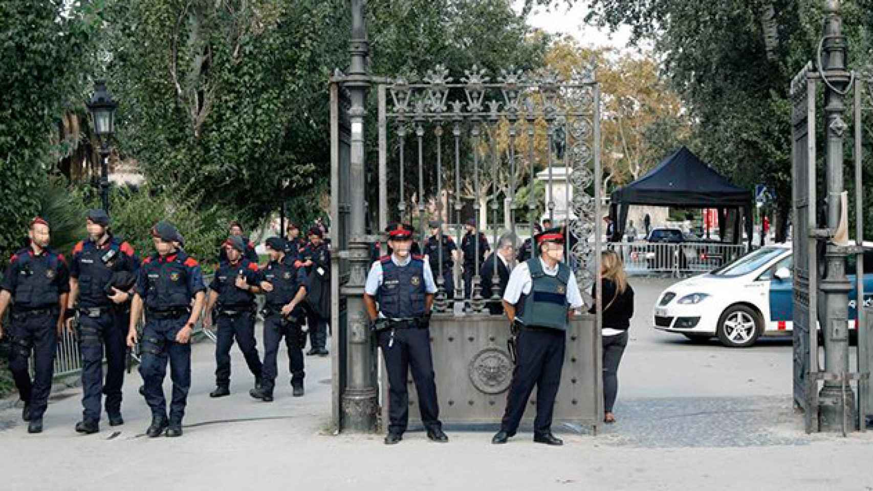 Los Mossos d'Esquadra vigilan y protegen la entrada principal del parque de la Ciutadella de Barcelona, por donde el martes entraron los parlamentarios y políticos para intervenir en el Pleno del Parlamento de Cataluña / EFE