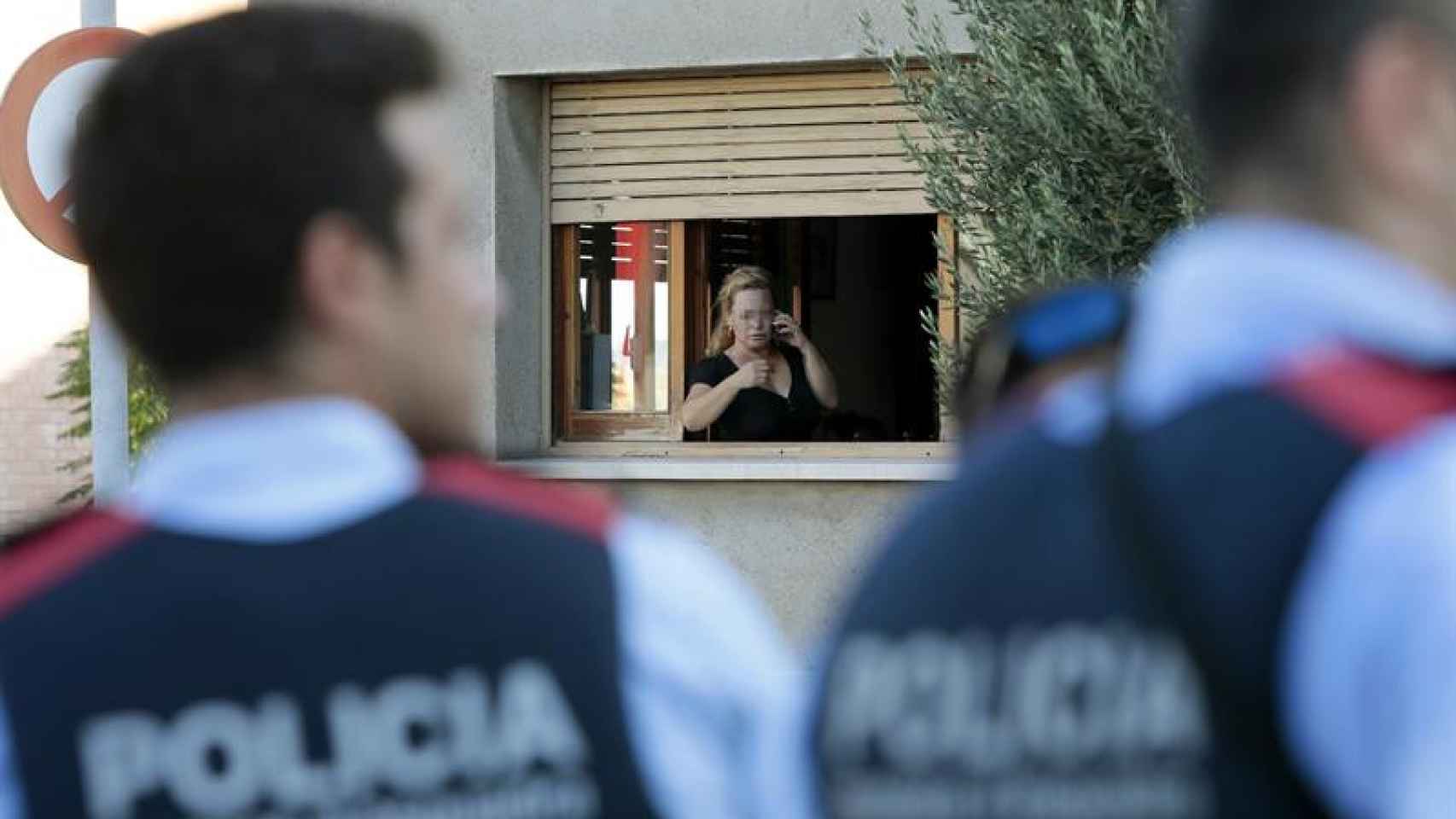 Agentes de los Mossos d'Esquadra trabajando tras los atentados / EFE