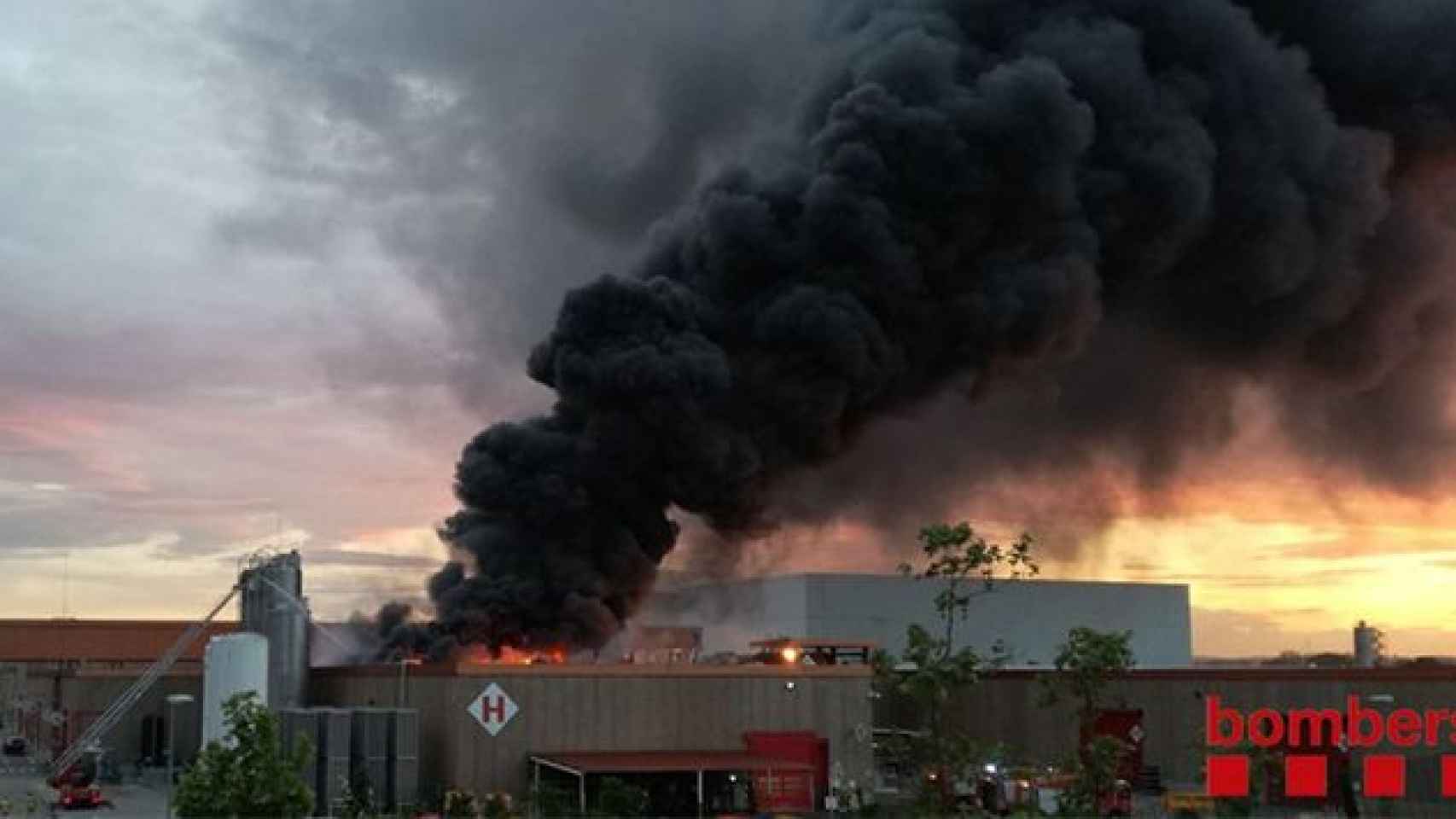 Imagen del incendio en la planta de Coca-Cola en Montornès del Vallès / CG