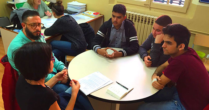 Cuatro alumnos con diversidad funcional auditiva y una intérprete en una aula de la Escuela del Trabajo de Barcelona / CG