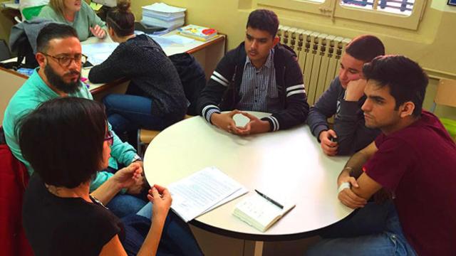 Cuatro alumnos con diversidad funcional auditiva y una intérprete en una aula de la Escuela del Trabajo de Barcelona / CG