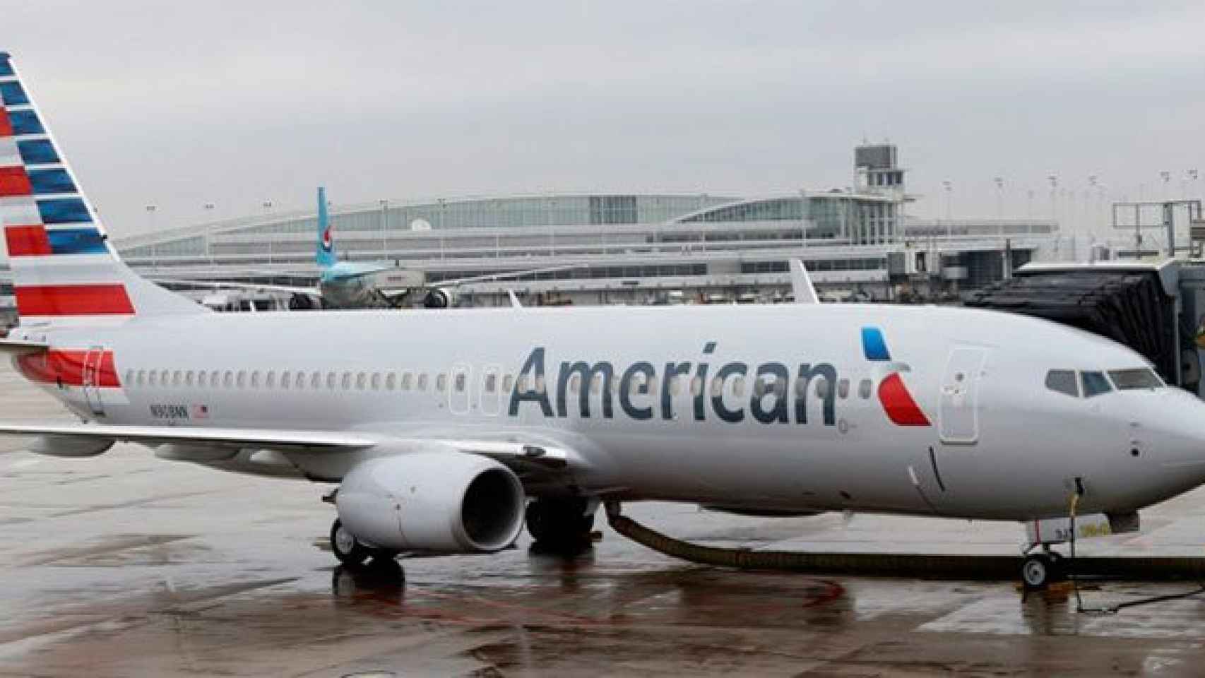 Un avión de American Airlines en pista en una imagen de archivo / EFE