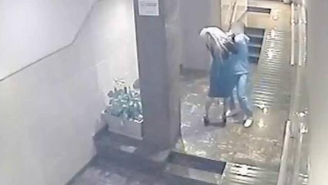 Captura del vídeo de la paliza de un joven a su pareja / CG