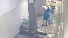Captura del vídeo de la paliza de un joven a su pareja / CG