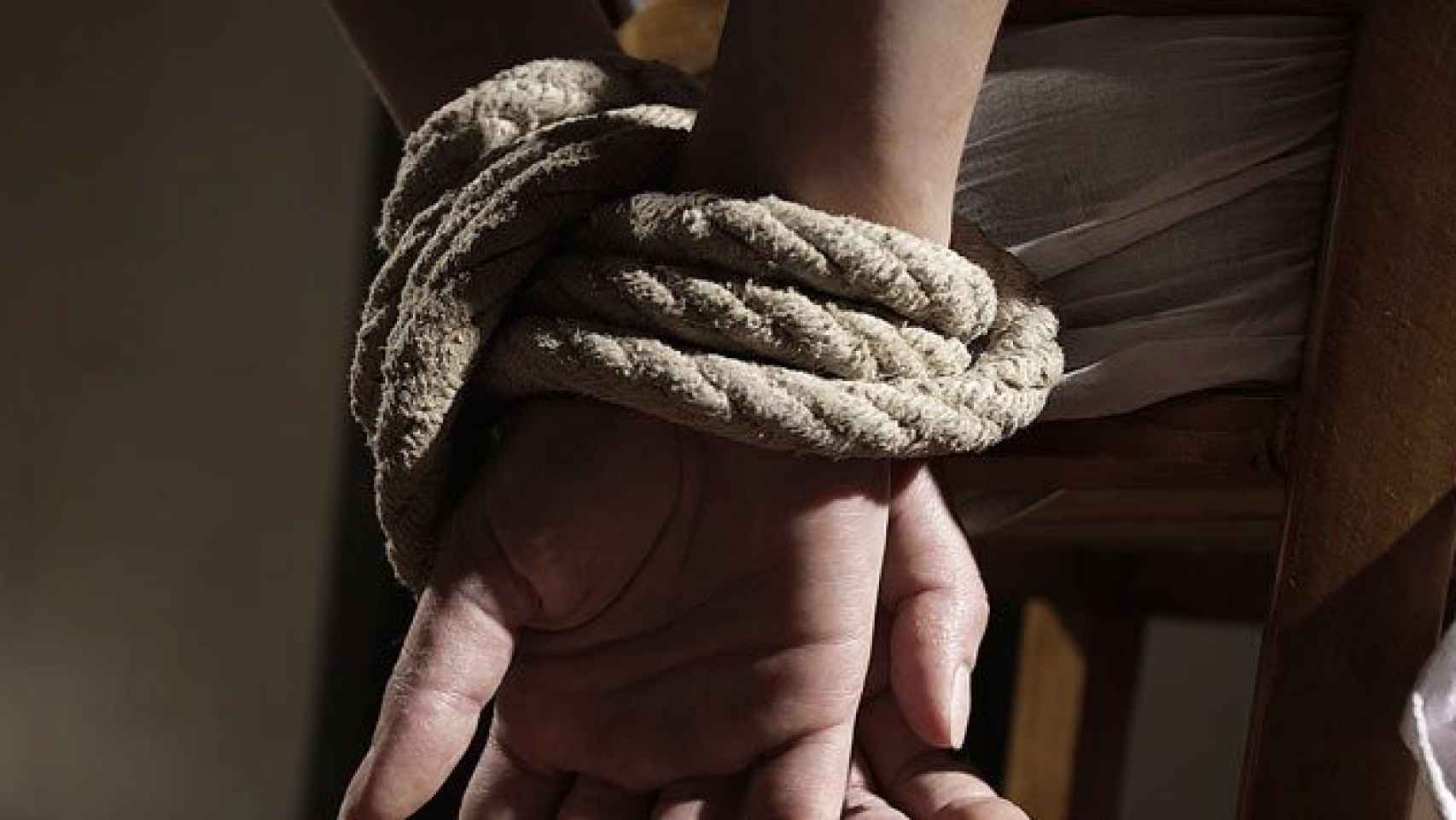 Imagen de las manos atadas de un supuesto secuestrado.