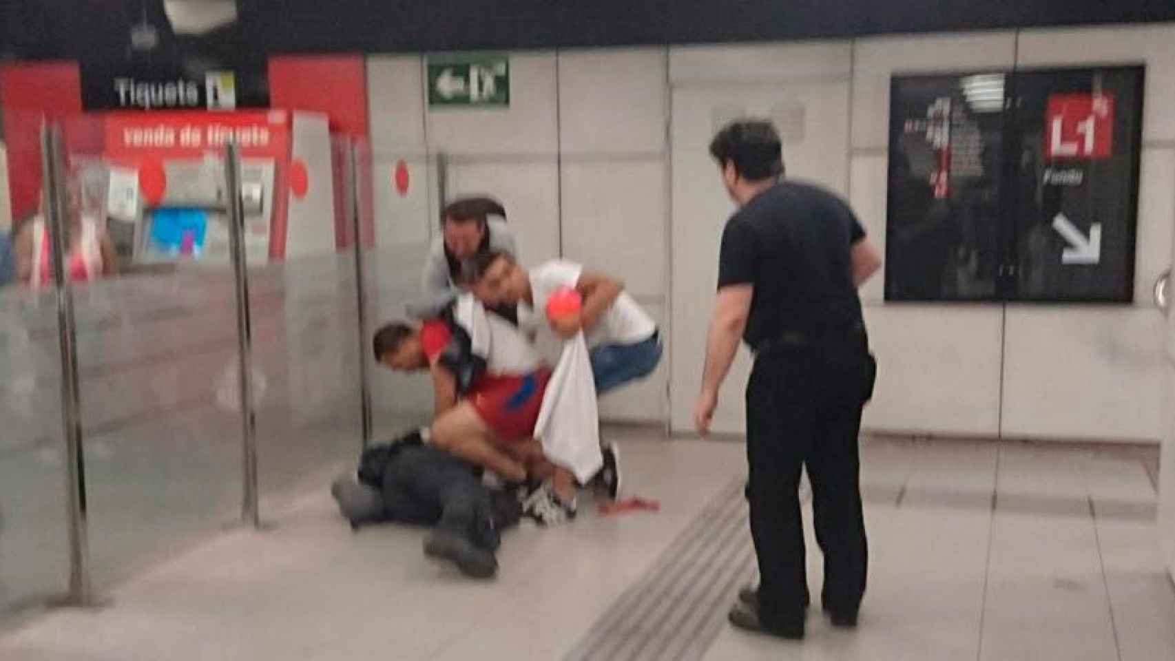 La agresión al vigilante del Metro de Barcelona (en la imagen) / @CristinaLHopez