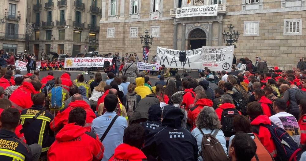 Manifestación de los bomberos de Barcelona en la plaza Sant Jaume / EP