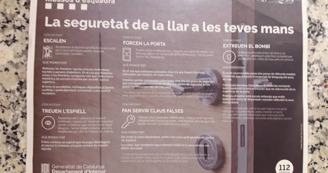 Advertencia de los Mossos colgado en un edificio de Sant Andreu para evitar robos / CG