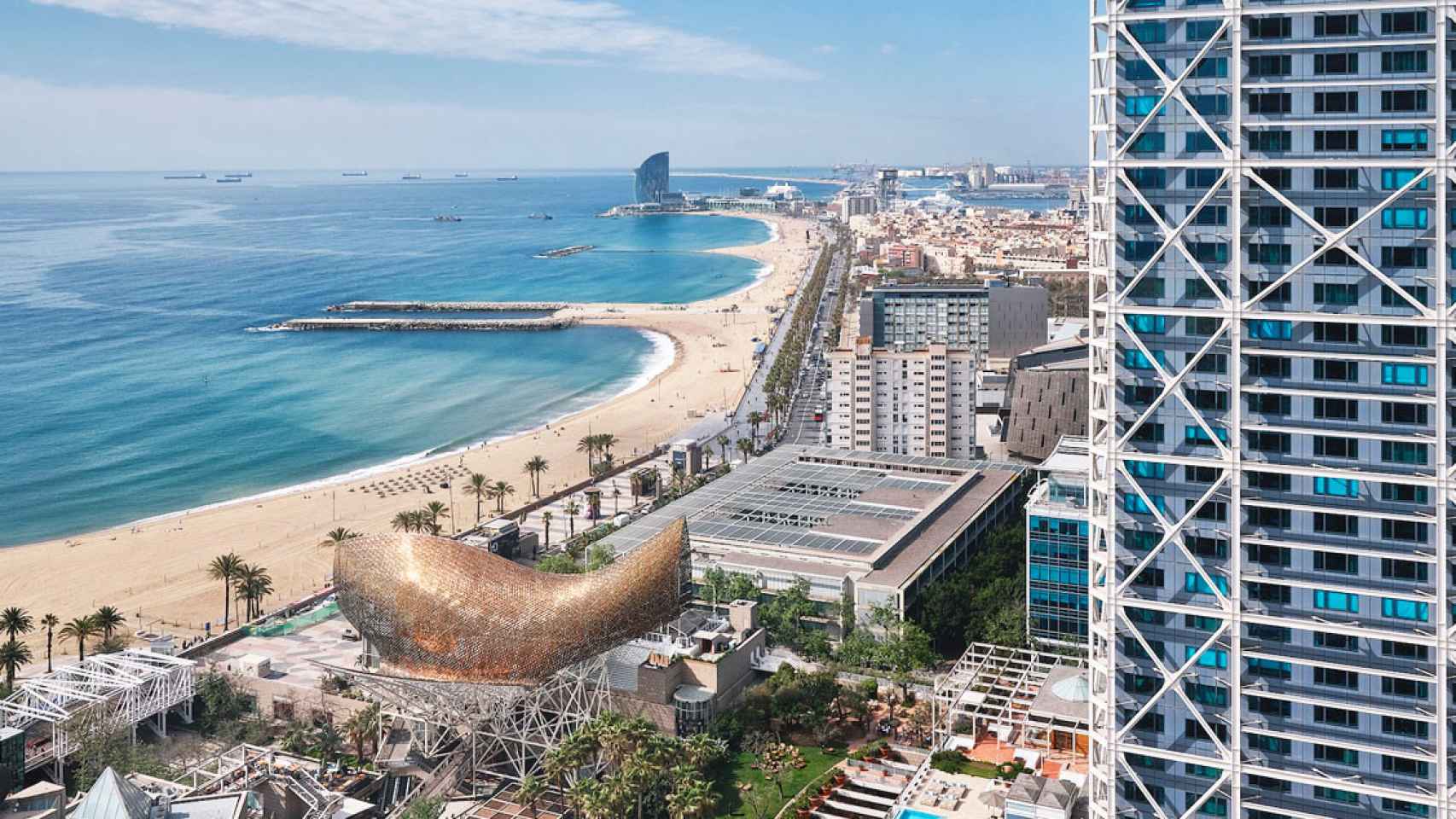 Imagen del Hotel Arts en el Frente Marítimo de Barcelona con el hotel W de fondo