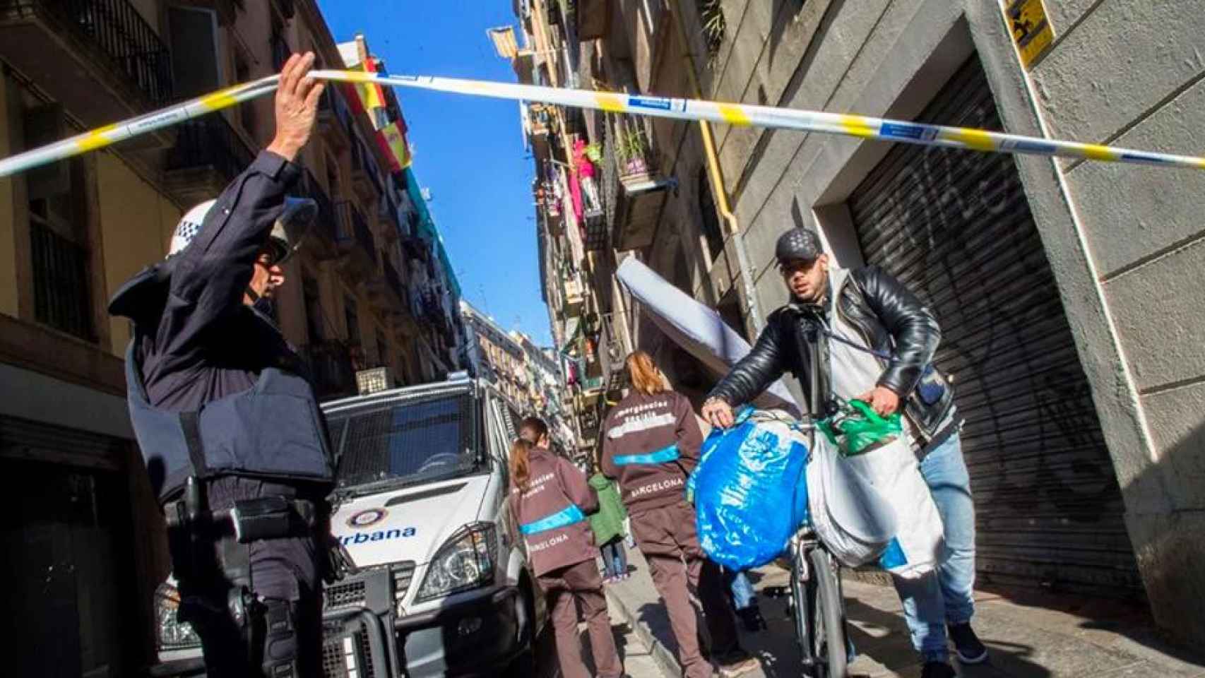 La Guardia Urbana de Barcelona, desalojando un piso que había sido okupado en el barrio del Raval / EFE