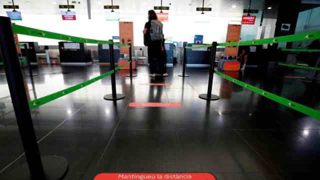Un pasajero, en un aeropuerto de El Prat en mínimos por la pandemia del coronavirus / EFE