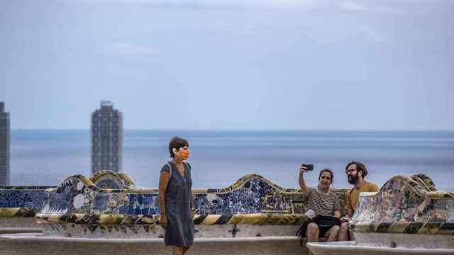 Una mujer camina por un Park Güell de Barcelona con pocas reservas turísticas / EUROPA PRESS