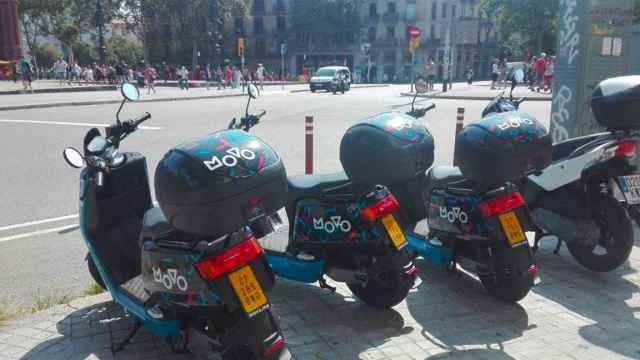 Varias motos eléctricas aparcadas en Barcelona / CG