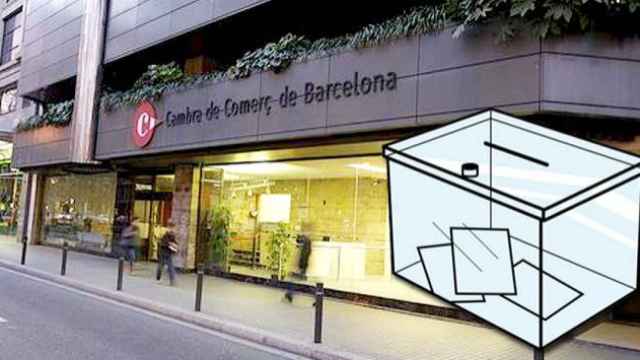 Fachada de la Cámara de Comercio de Barcelona junto a una urna electoral / FOTOMONTAJE CG