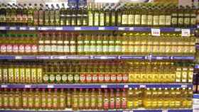 Botellas de aceite de oliva en los estantes de un supermercado / EFE