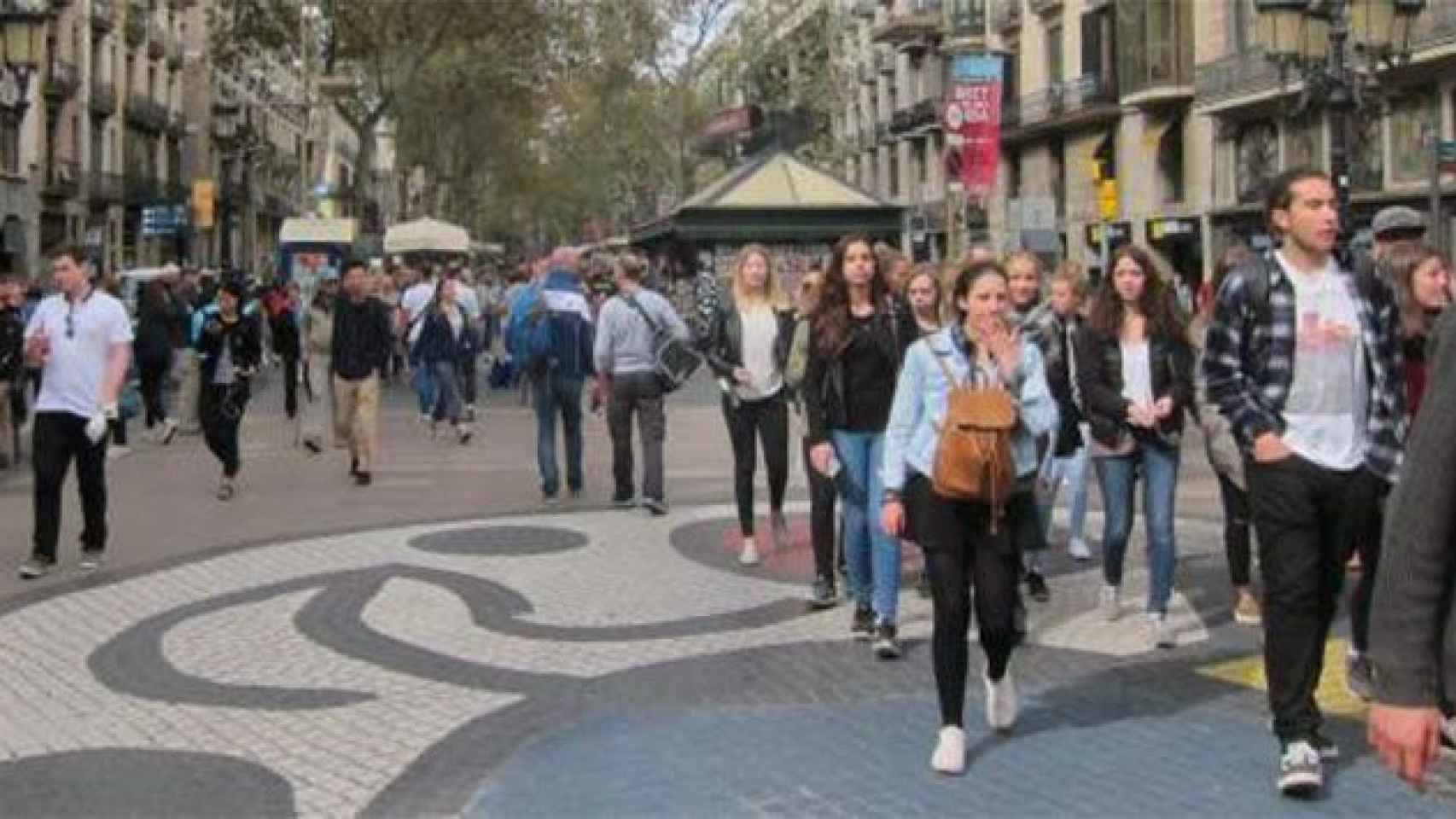 Un grupo de turistas pasea por Las Ramblas de Barcelona / EP