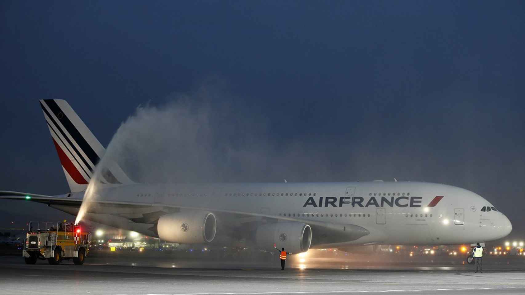 Varios operarios limpian un avión de Air France-KLM en un aeropuerto / EFE