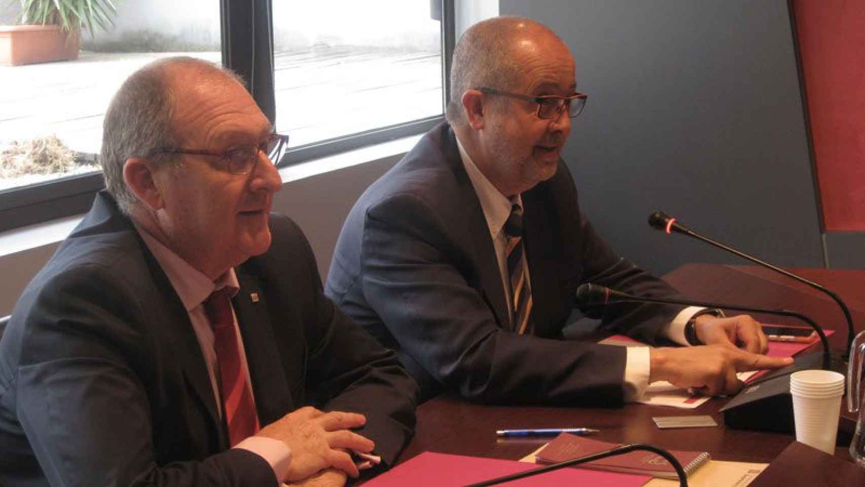 Joan Aregio (izquierda) y Felip Puig (derecha) en una reunión del Consejo de Relaciones Laborales de Cataluña.