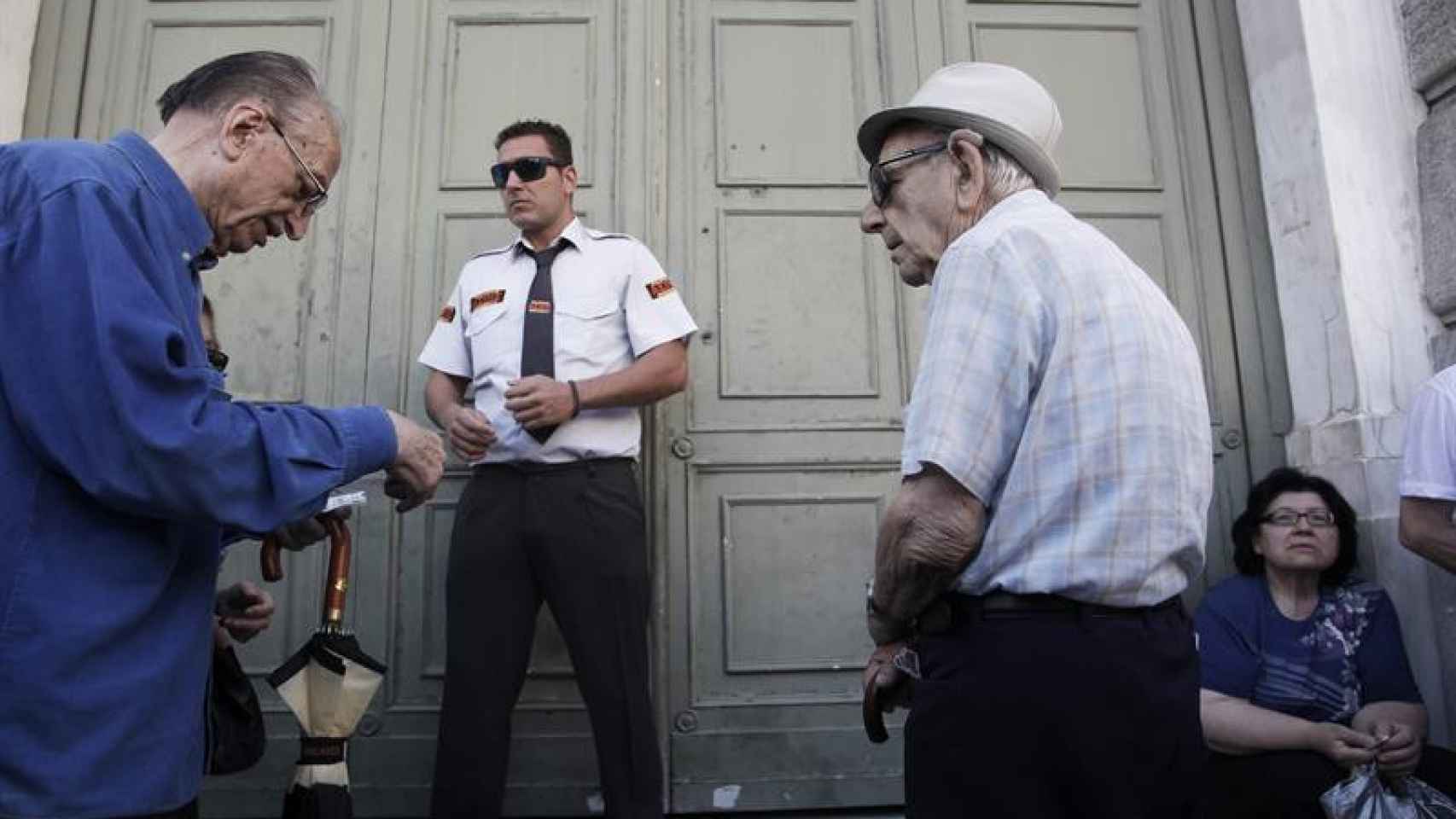 Jubilados de Atenas hacían cola esta mañana para retirar dinero ante una oficina del Banco Nacional de Grecia