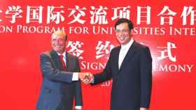 Emilio Botín, presidente de Banco Santander, que se encuentra de viaje en China, ha mantenido hoy un encuentro con Fan Yifei, presidente de Bank of Shanghai (BoS),