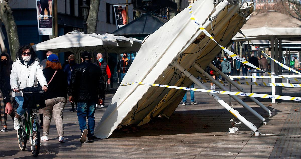 Mobiliario de un restaurante tumbado en Barcelona tras los disturbios de ayer / EFE