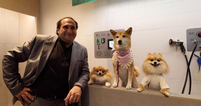 Roberto Haboba, CEO de Fresh Laundry, en un establecimiento de lavado de mascotas / FRESH ANIMALS