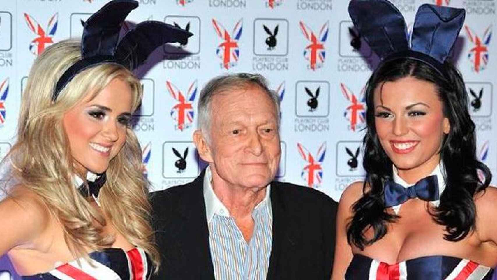 Hugh Hefner, fundador de 'Playboy', con dos conejitas / EFE