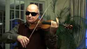 El violinista profesional Ilya Kaler durante el estudio.